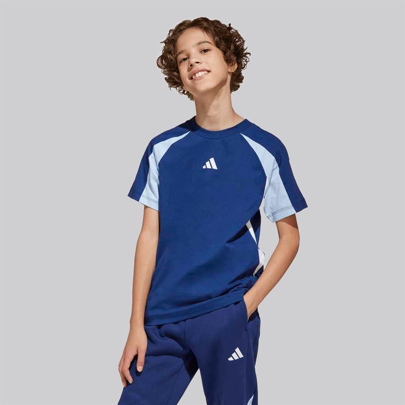 adidas Junior Drenge sæsonens basale tøj farveblok t shirt Dark Blue/Glow Blue/Hvid - Billede 2