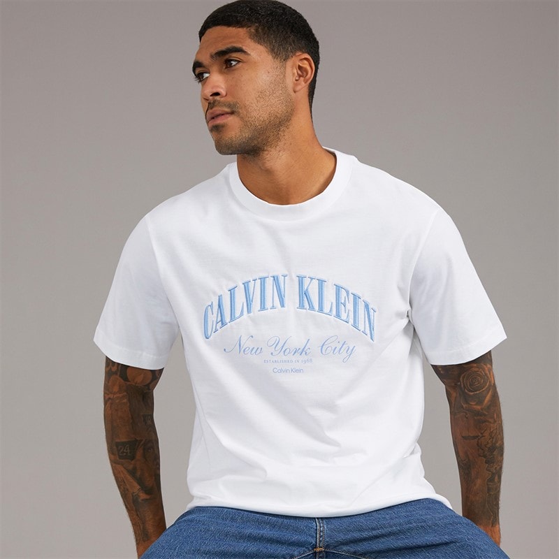 Calvin Klein Jeans Herre Broderet NYC Logo Grafisk T-shirt Bright White